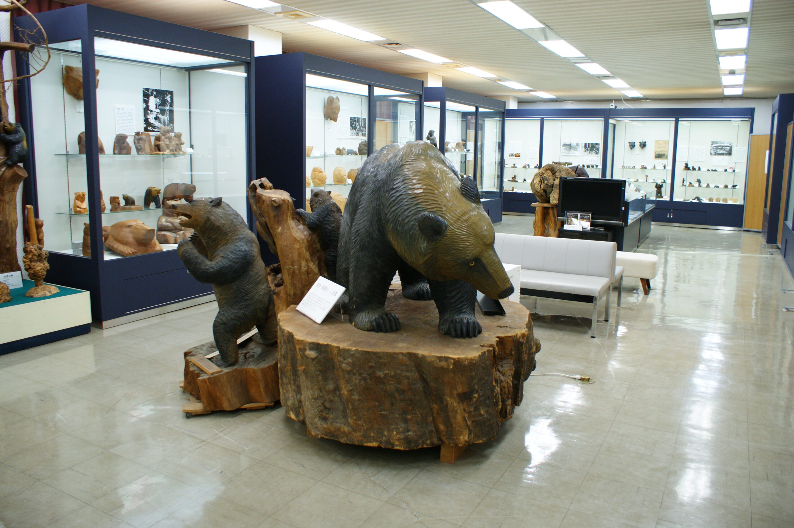 八雲町木彫り熊資料館展示室